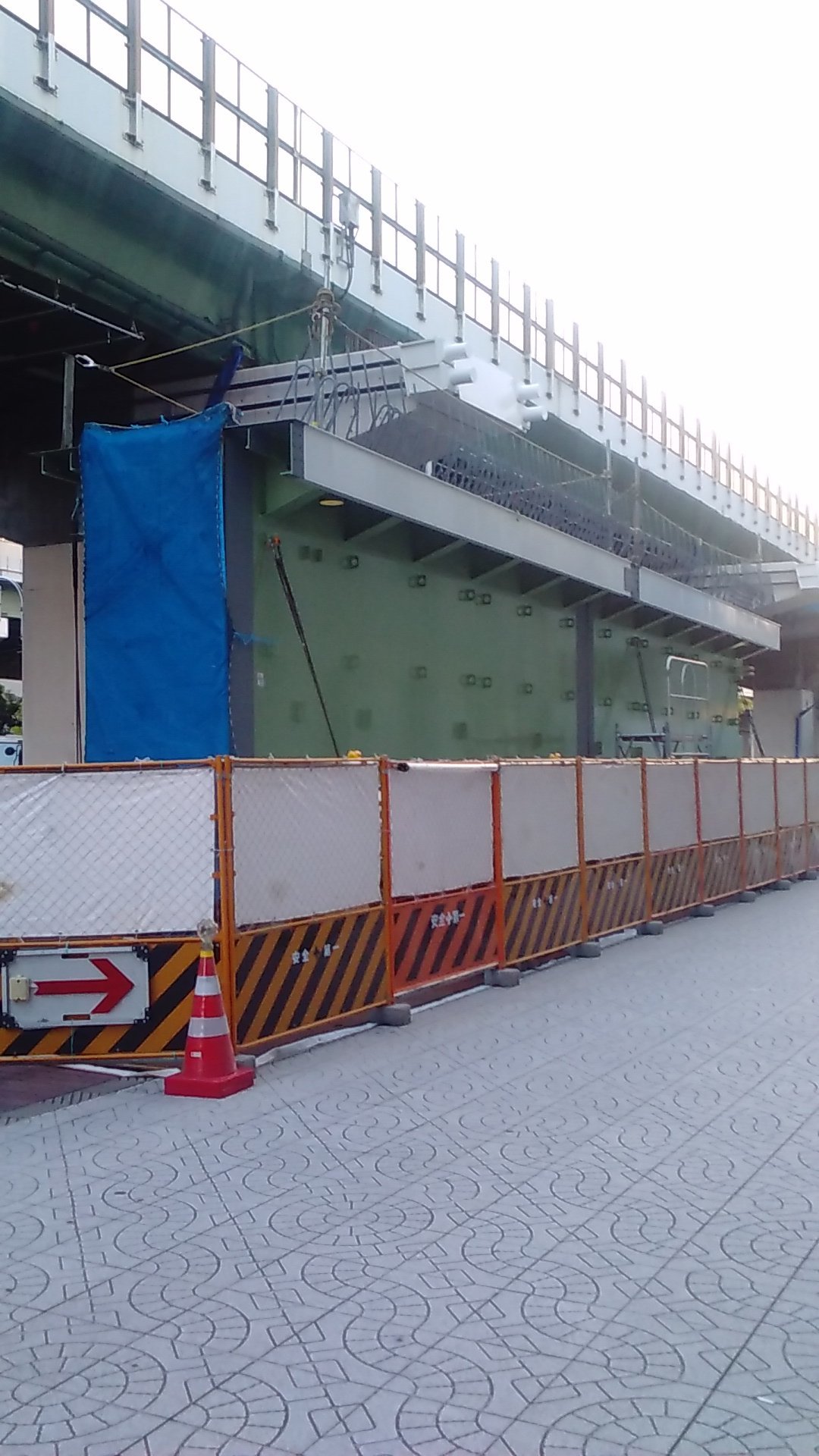 16号大阪港線 阿波座拡幅工事で鋼桁が現場に到着_c0340867_22592994.jpg