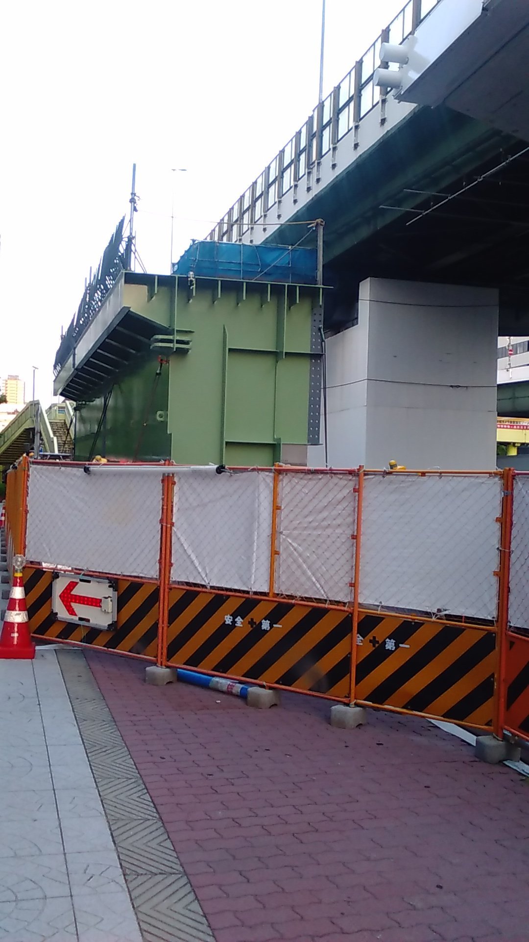 16号大阪港線 阿波座拡幅工事で鋼桁が現場に到着_c0340867_22594961.jpg