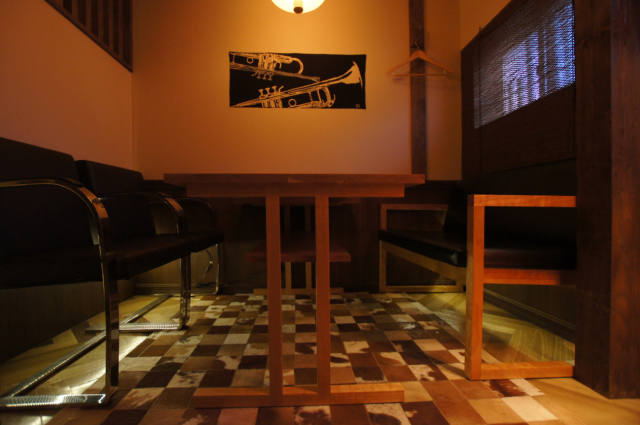 Barのテーブルとソファ　(大阪府豊中市)_a0122528_07063490.jpg