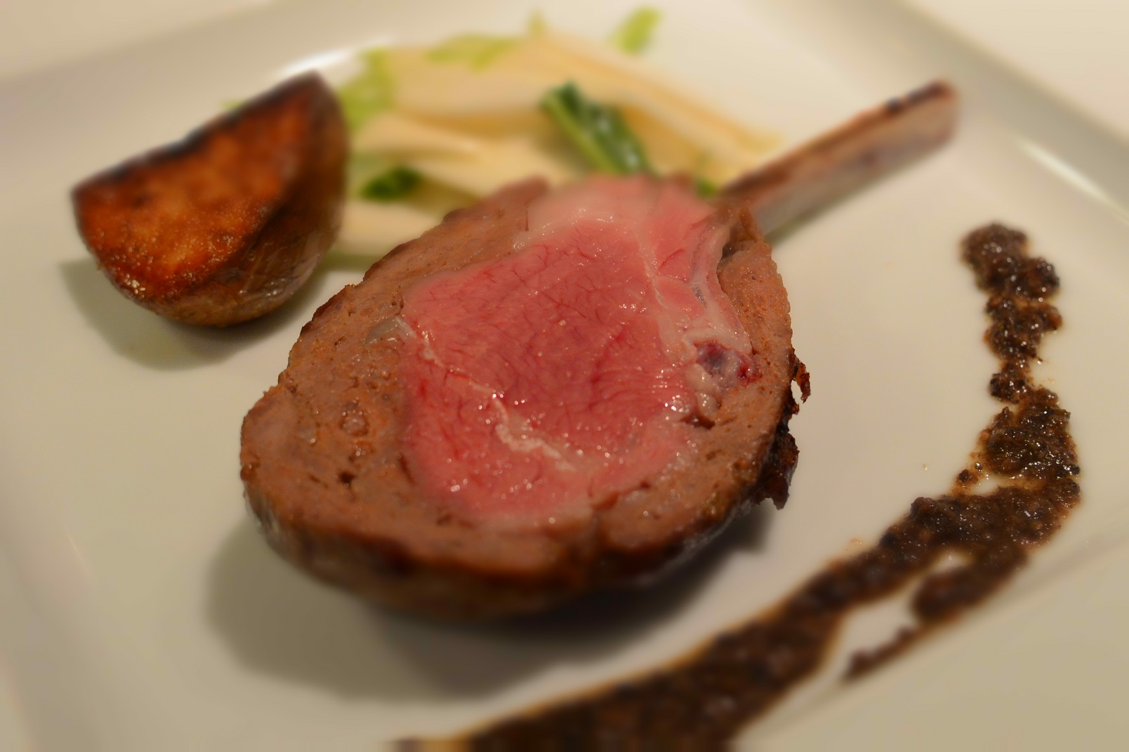 スパイシーな肉料理!仔羊のサルシッチャ包み焼き。&6月17日(金)のランチメニュー_d0243849_09015.jpg