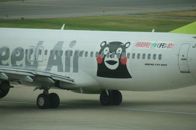 頑張れ熊本@神戸空港のくまモンは元気で満面の笑顔、スカイマークの神戸から鹿児島へは最高_d0181492_13304231.jpg