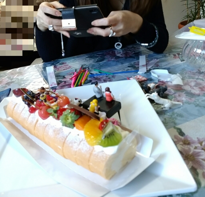 お誕生日のサプライズケーキをふちこで飾り付ける 札幌で白磁に簡単絵付け Ky S Gallery ポーセラーツ 日記