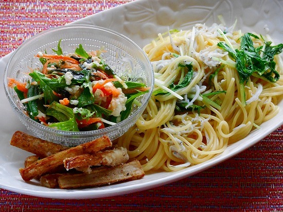 釜揚げしらすと水菜のパスタ ごぼうのフリット 豆腐ドレッシングのサラダ レイコさんの鹿児島スケッチ