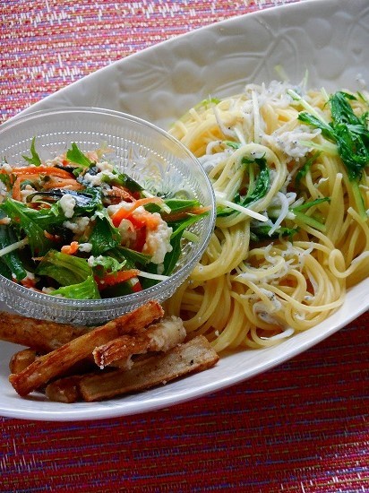 釜揚げしらすと水菜のパスタ ごぼうのフリット 豆腐ドレッシングのサラダ レイコさんの鹿児島スケッチ 釜揚げしらすと水菜のパスタ ごぼうのフリット 豆腐ドレッシングのサラダ レイコさんの鹿児島スケッチ