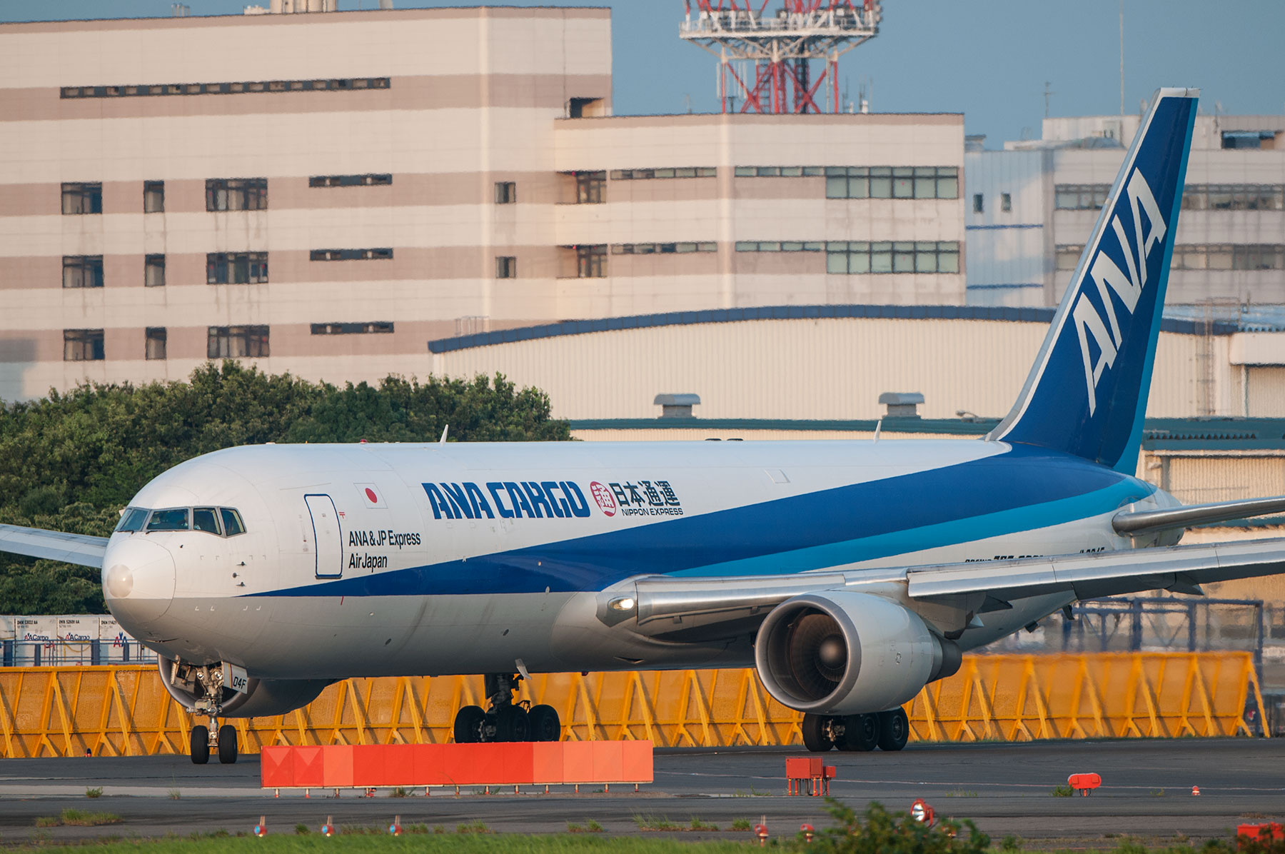 Boeing 767-300 / JA604F - 日本通運 - : SKY LOUNGE GARDEN -transporter side-