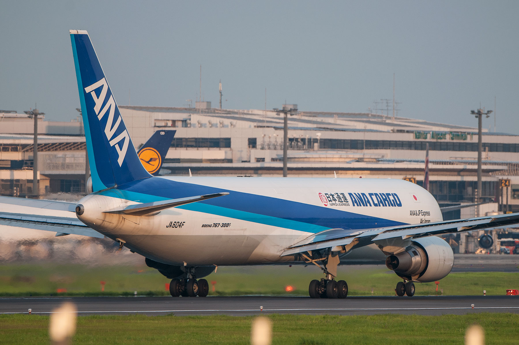 全日空商事 BOEING 767-300F JA604F 1/200 全日空商事 1/200 ANA CARGO Boeing 767 JA604F - メルカリ