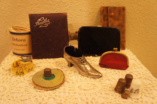 Antique Sewing　kit_f0144612_1323468.jpg