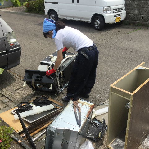 システムキッチン・解体と換気扇設置_f0031037_1942683.jpg