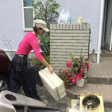 システムキッチン・解体と換気扇設置_f0031037_194529.jpg