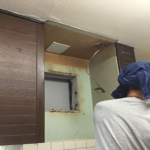 システムキッチン・解体と換気扇設置_f0031037_1953878.jpg