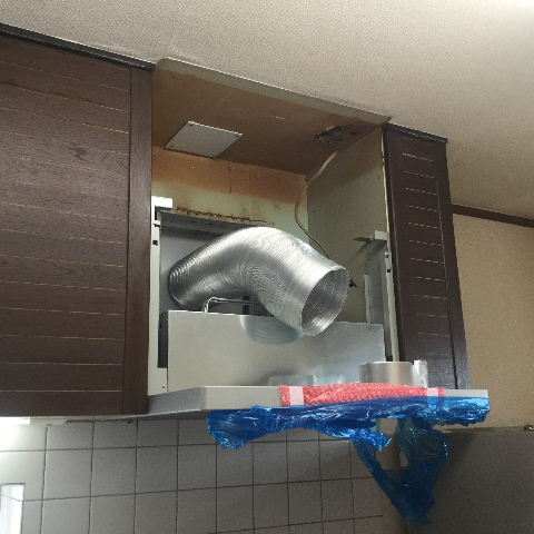 システムキッチン・解体と換気扇設置_f0031037_1954979.jpg