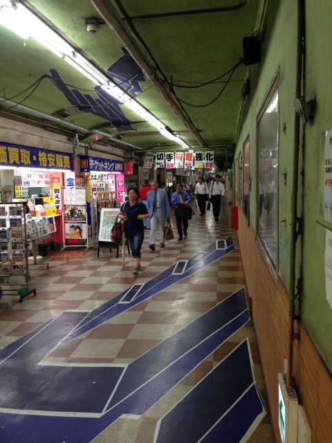 足早に通り過ぎた昭和32年開業の名古屋伏見地下街_a0334793_03080253.jpg