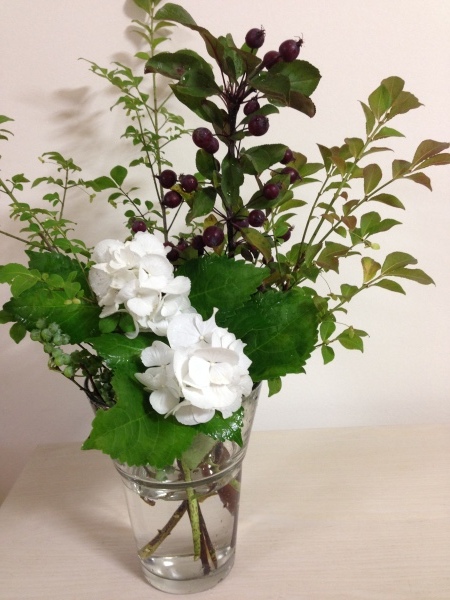 白い紫陽花とブルーベリー ビィレロイの花瓶に ワットモーイ オランダのフラワーアレンジメント教室