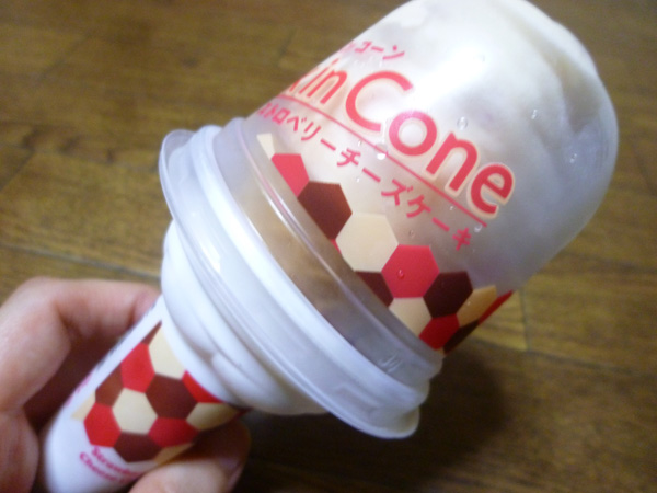 Mix in Cone ストロベリーチーズケーキ＠赤城乳業_c0152767_21284953.jpg