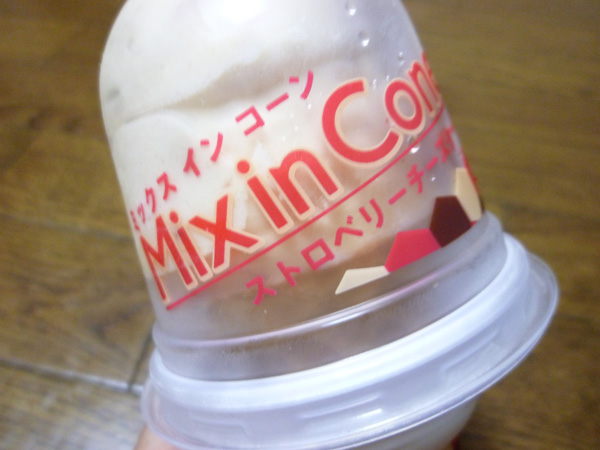 Mix in Cone ストロベリーチーズケーキ＠赤城乳業_c0152767_21294777.jpg