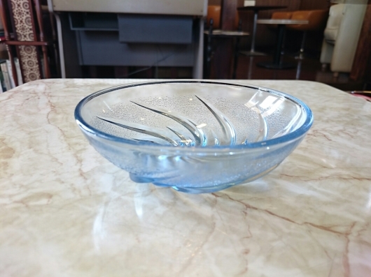 渦巻き模様の青いガラス皿 : コルビジェ