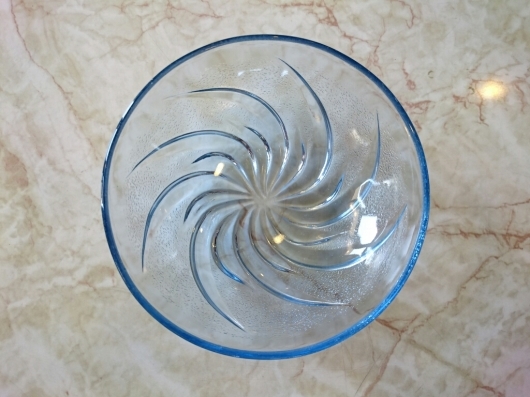 渦巻き模様の青いガラス皿 : コルビジェ