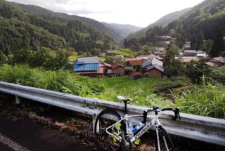 いつものコースから上地集落方向へ.....山崎集落から..._b0194185_2251017.jpg