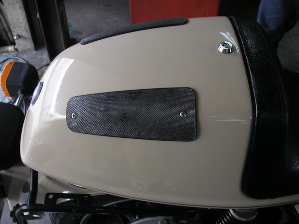 R100RS改 シート擦りガード取り付け?_e0218639_20501417.jpg