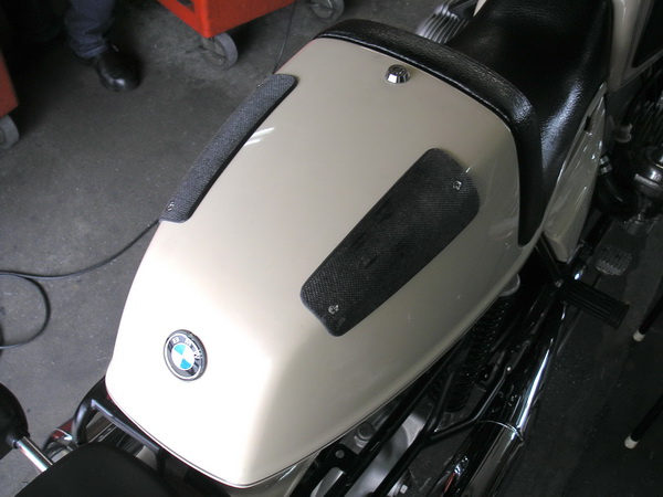 R100RS改 シート擦りガード取り付け?_e0218639_205029.jpg