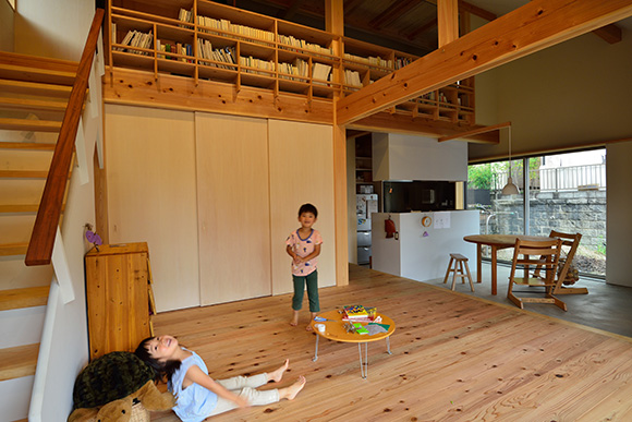 土間にキッチンと食卓がある家_e0164563_13331569.jpg