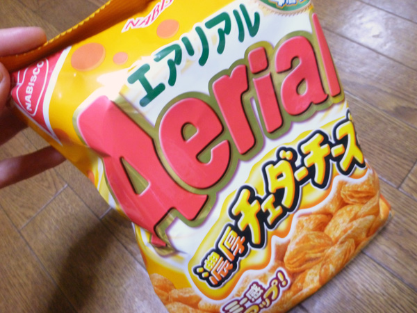 【ヤマザキナビスコ】エアリアル 濃厚チェダーチーズ_c0152767_2140310.jpg