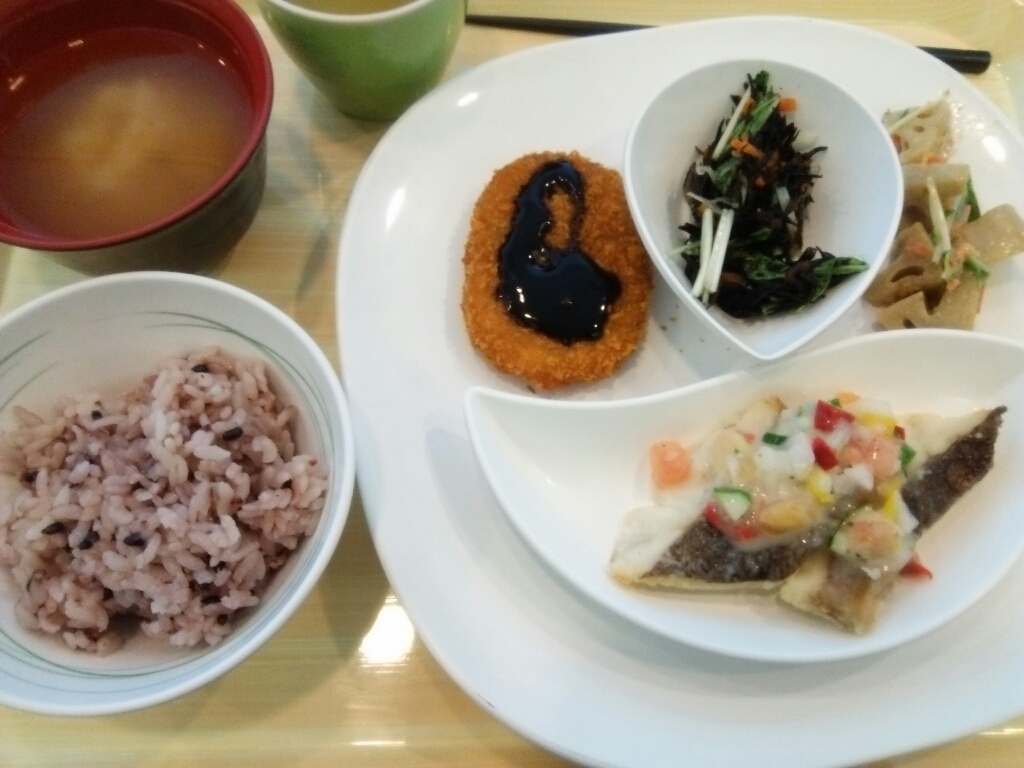 ランチは社食&夜はこんにゃく麺の冷し中華風。_c0212604_21134892.jpg