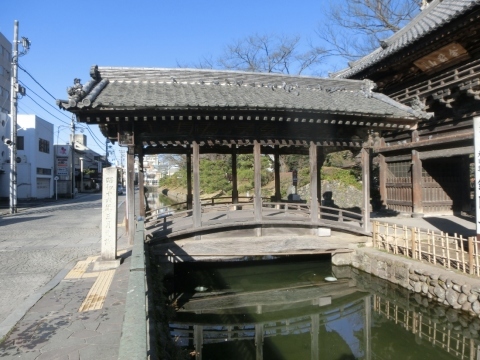 足利市の鑁阿寺楼門前に架かる、屋根付きの太鼓橋_e0147022_15033415.jpg