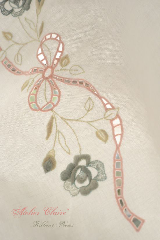  Ribbon&rosesのテーブルクロス～カットワーク部分の生地をカットして仕上げていきます～_a0157409_08262492.jpg