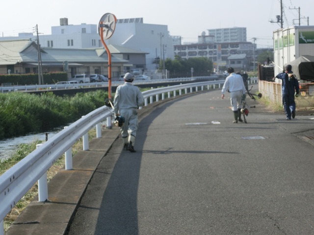 5年間愛用した草刈り機が金属疲労でオシャカに　　「小潤井川友の会」の草刈り清掃_f0141310_653744.jpg