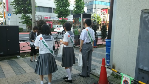 「社会を明るくする運動」法務省が主唱。駅頭を中学生がしていました。_d0204305_19542652.jpg