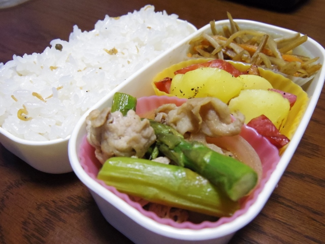 ある日のお弁当（豚肉とアスパラの炒め物）_b0287241_6233617.jpg