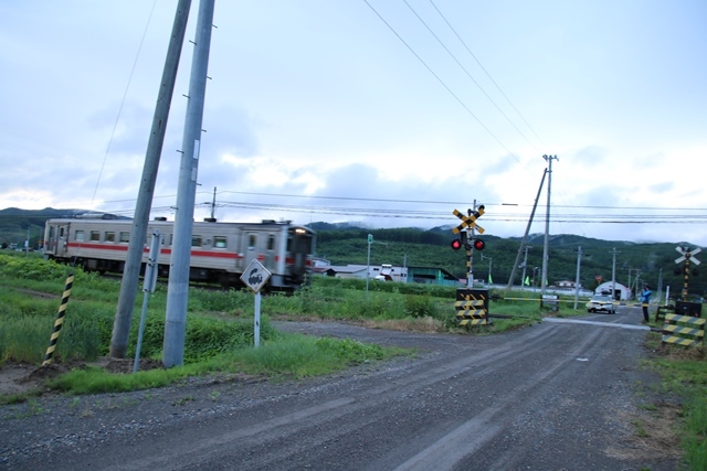 藤田八束の鉄道写真@北海道釧網線のとある踏切にて・・・・特急「オホーツク」に逢う_d0181492_17351054.jpg