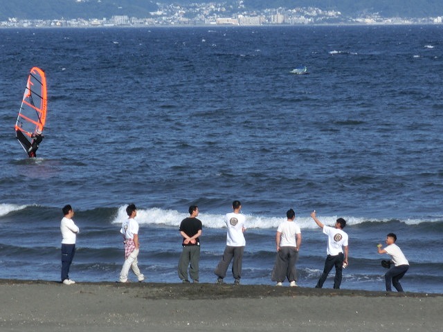 今では砂浜に水着姿があふれている？　5月末の江ノ島_f0141310_7495824.jpg