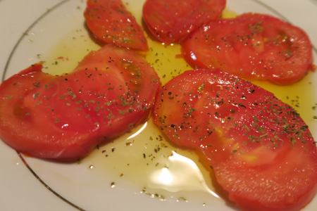 今年の畑の初トマト、オリーブオイルで簡単サラダ_f0234936_5471466.jpg