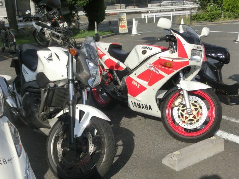 新山下でヘルメットやらバイクやら冷やかし_e0045768_2138096.jpg