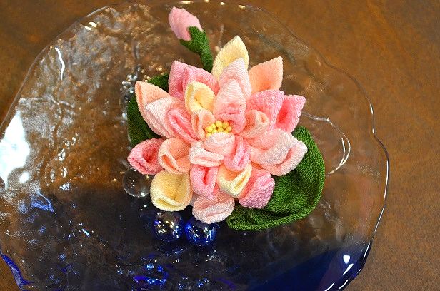 豪華 つまみ細工ハスの花リースP p e e つまみ細工ハスの花リースP p i