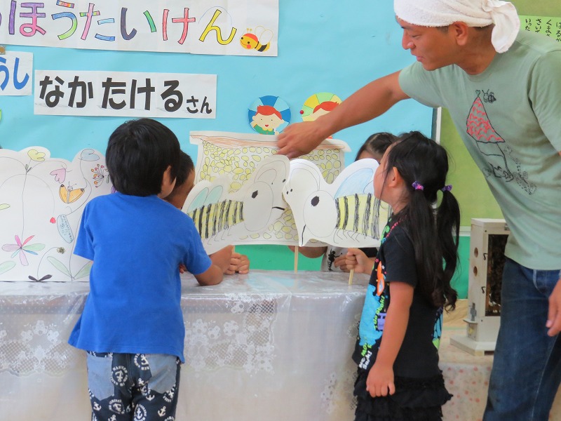 2016　幼稚園で採蜜体験_a0247891_11174462.jpg