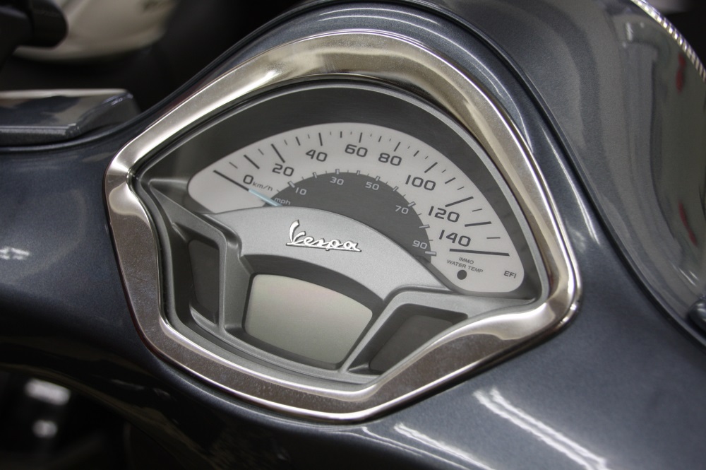 べスパ―GTS250ie 純正メータ－距離24541km VESPA GTS250ie | Escape