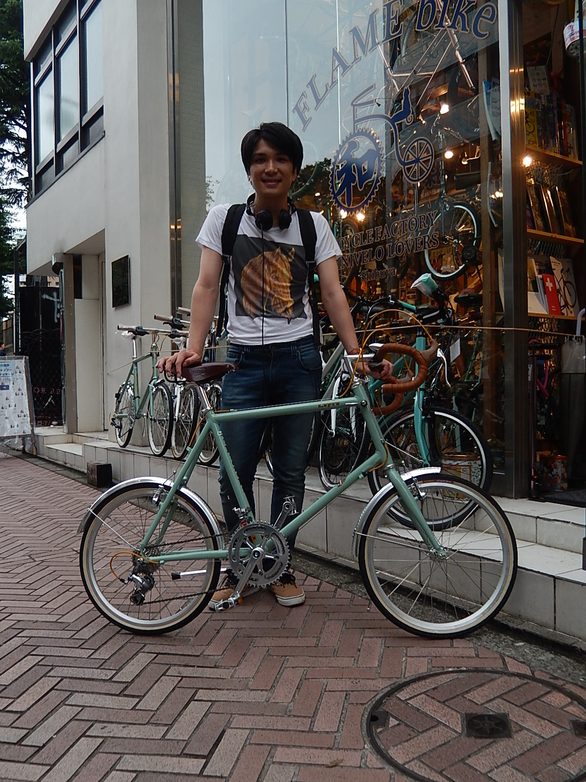 7月9日 渋谷 原宿 の自転車屋 FLAME bike前です_e0188759_1832532.jpg