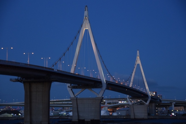 此花大橋 ブルーアワーの街の情景