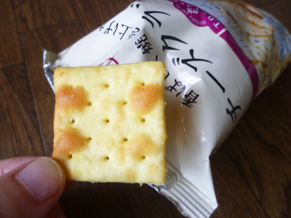 【TOPVALU】香ばしく焼き上げたチーズクラッカー_c0152767_20272883.jpg