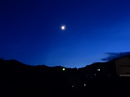 梅雨晴れの夜空、月と土星が_e0175370_8391054.jpg