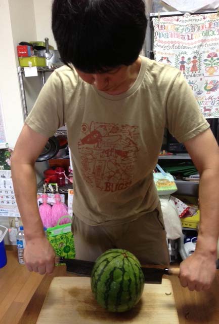 ヘルメット頭と今年の初スイカ トキシンのイラストレーター的 沖縄 生活 ヘルメット頭と今年の初スイカ トキシンのイラストレーター的 沖縄 生活