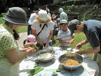 県民の森竹クラフト講座　6月26日きなこ笹巻きづくりと竹笛いろいろ_f0140773_13201138.gif