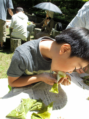 県民の森竹クラフト講座　6月26日きなこ笹巻きづくりと竹笛いろいろ_f0140773_13241953.gif