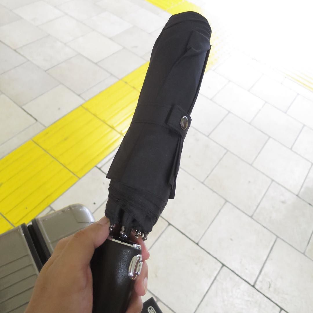 【AD】スーツケースで移動中ワンプッシュで開く折り畳み傘は便利すぎる_c0060143_23361776.jpg