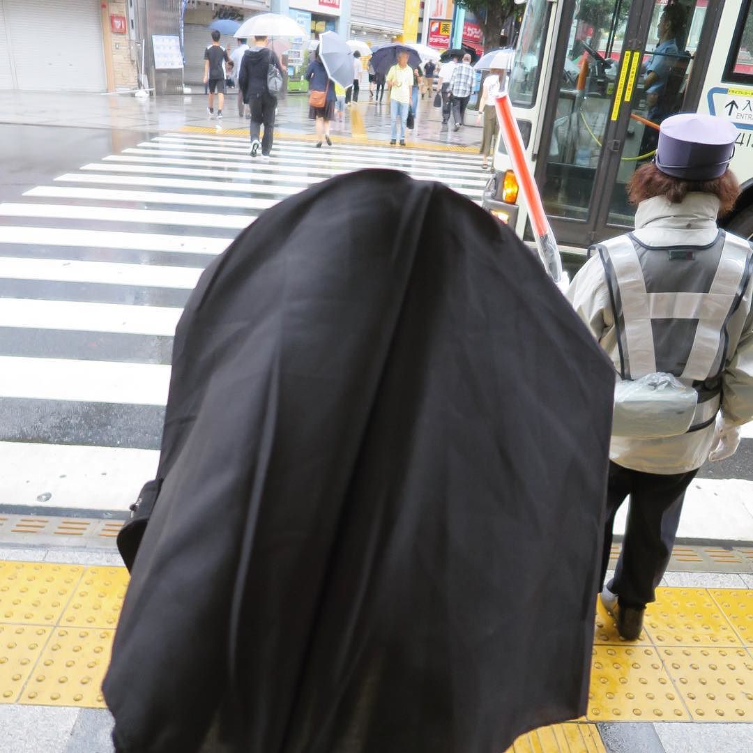 【AD】スーツケースで移動中ワンプッシュで開く折り畳み傘は便利すぎる_c0060143_23362124.jpg