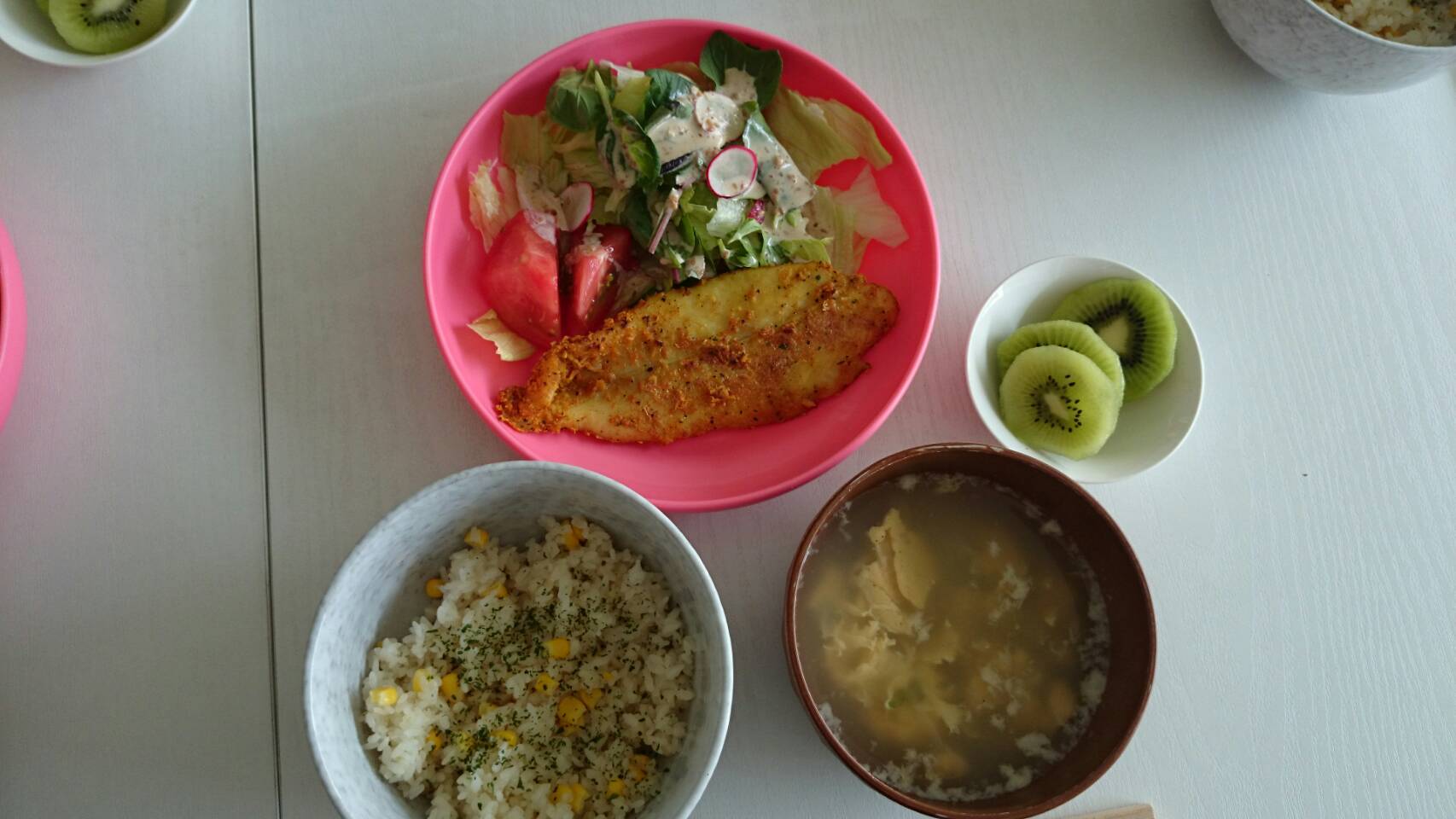 日だまり工房昼食　白身魚ムニエル　コーンご飯　中華スープ　フルーツ_c0357519_20251725.jpg