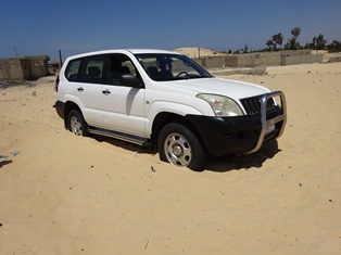 砂地で車がスタックした時の脱出方法 アフリカに 思いやり